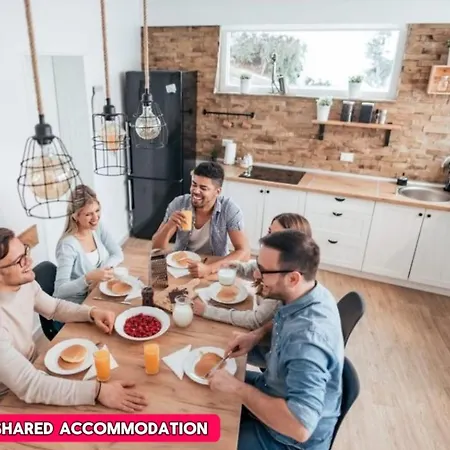 Проживання в сім'ї *rb10w* For Your Relaxed & Cosy + Free Parking + Free Fast Wifi *